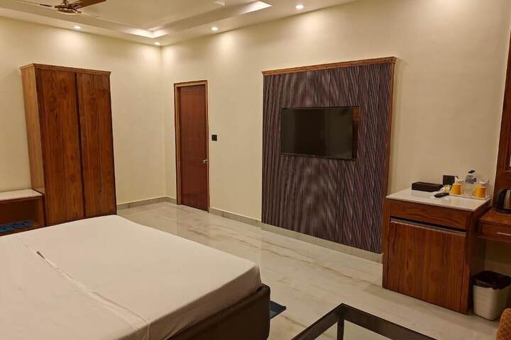 Room 5 of 10