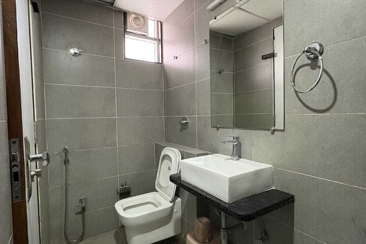 Room 8 of 9