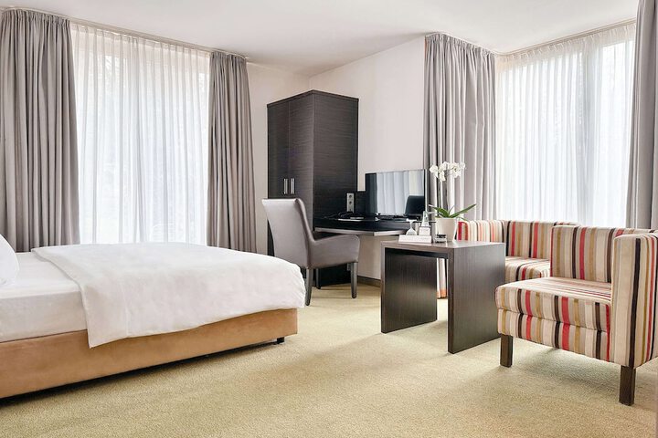 Room 34 of 157