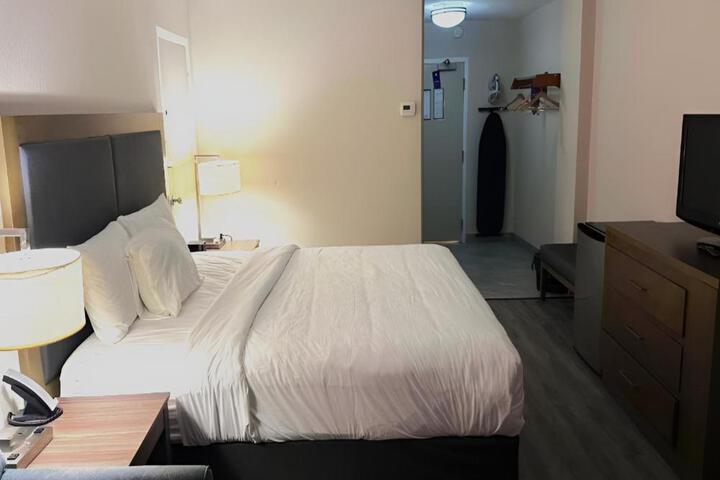 Standard King Bed Accessible (12 of 15)