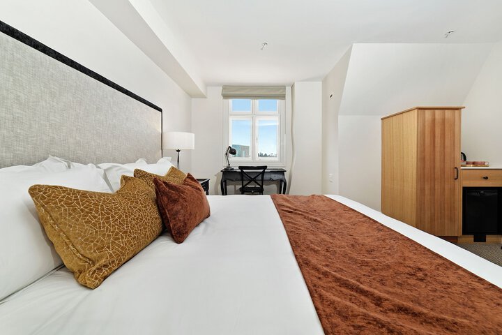 Room 9 of 42