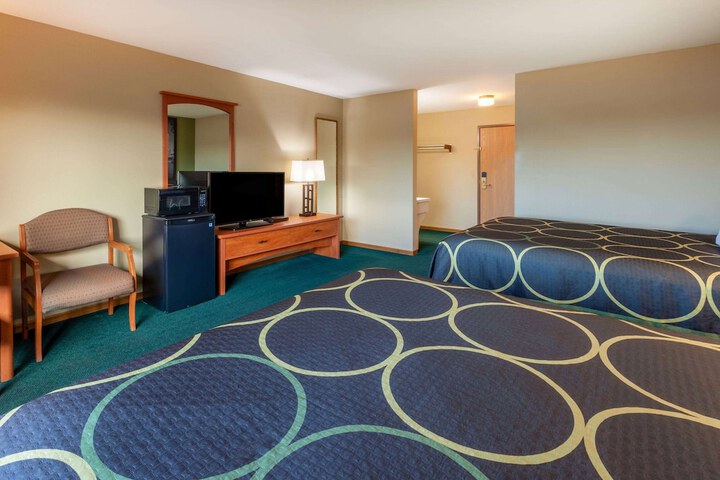 2 Queen Beds (5 of 6)