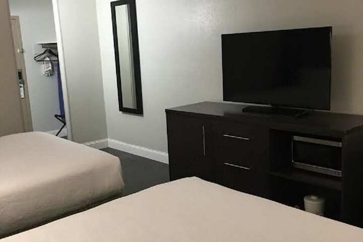 2 Queen Beds (2 of 7)