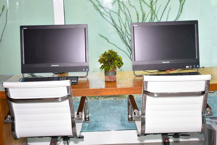 Business Center 82 of 86