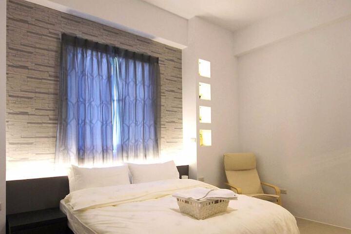 Room 4 of 18