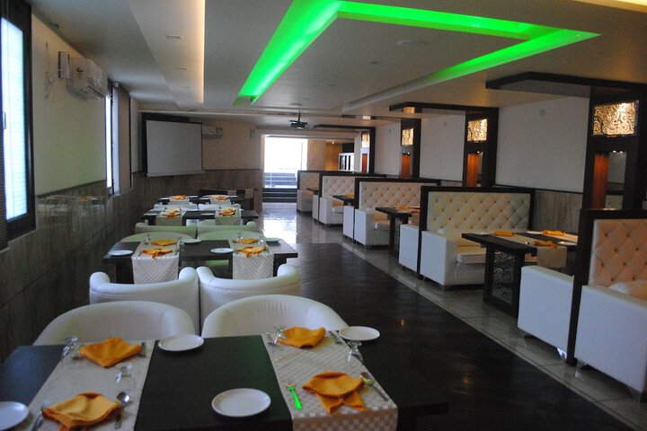 Lounge 22 of 23