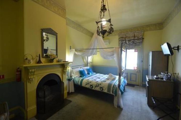 Room 12 of 25