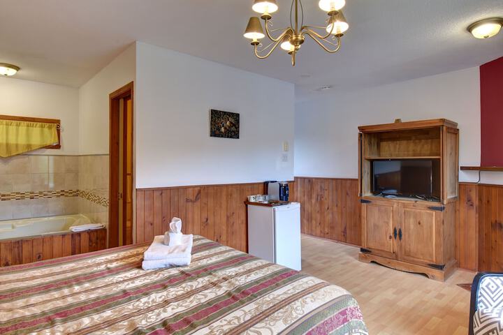 1 Queen Bed (1 of 26)