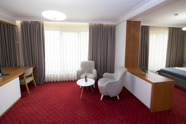 Room 7 of 16