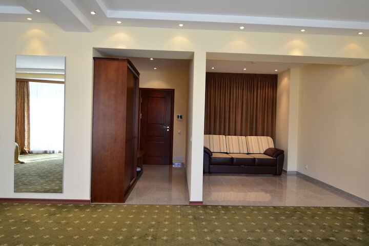 Room 23 of 28