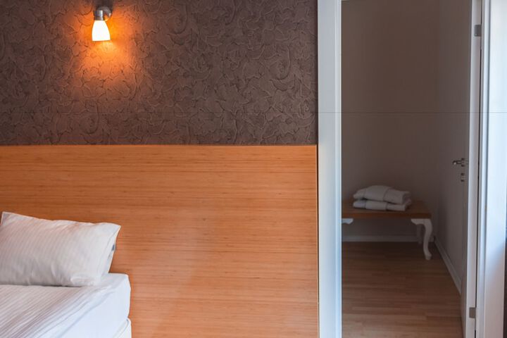 Room 27 of 85