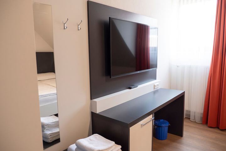 Room 8 of 9