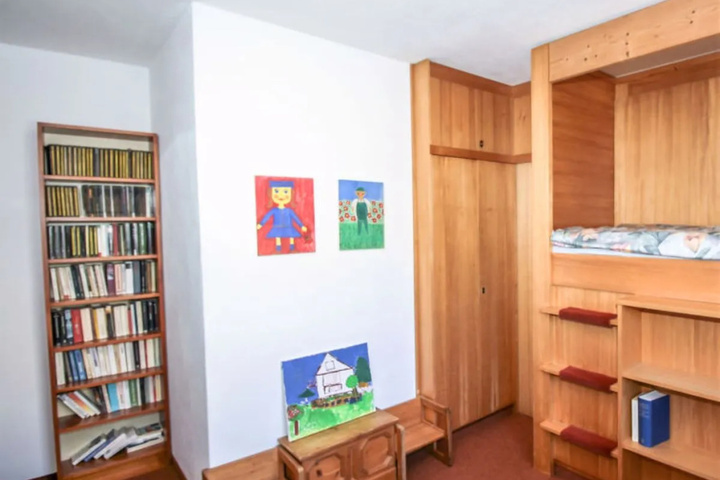 Room 7 of 16
