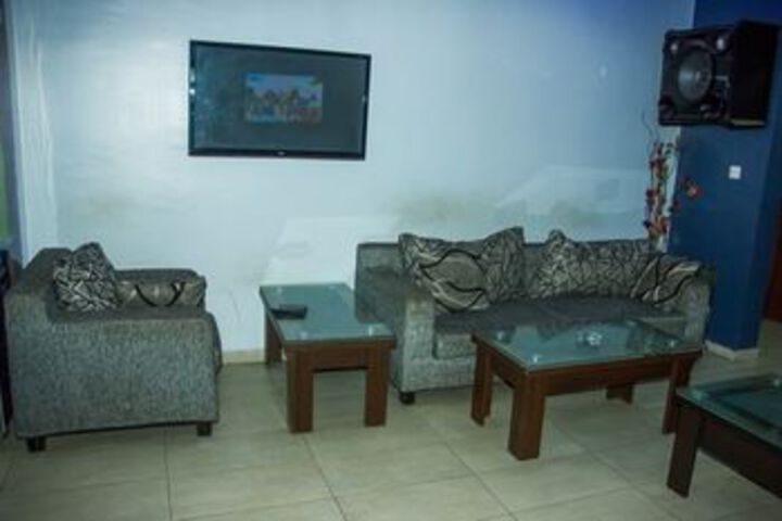 Lounge 25 of 37