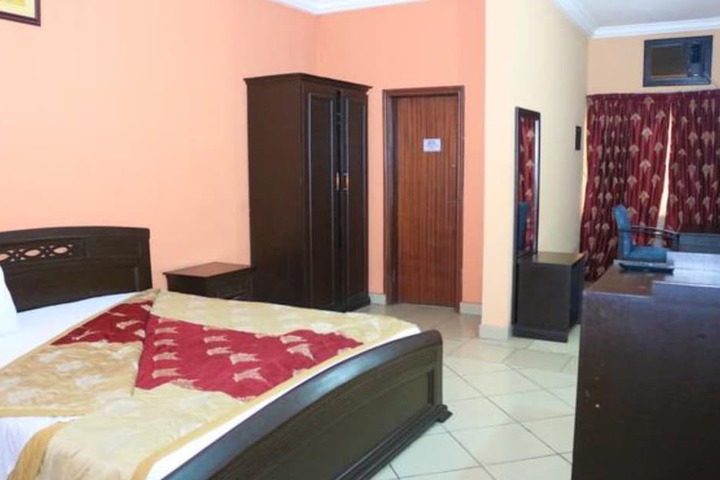 Room 12 of 33