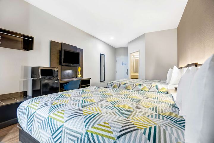 2 Queen Beds (1 of 8)