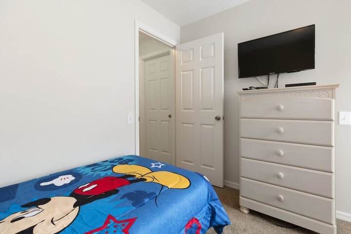 Room 4 of 33