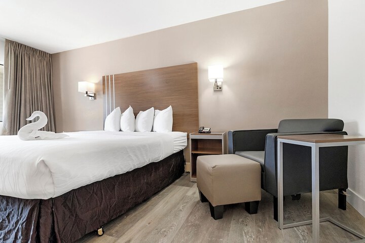 1 King Bed (3 of 12)