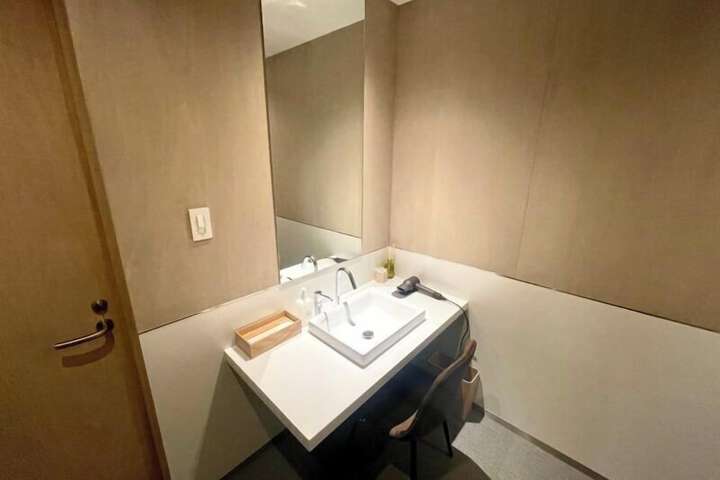 Room 10 of 20