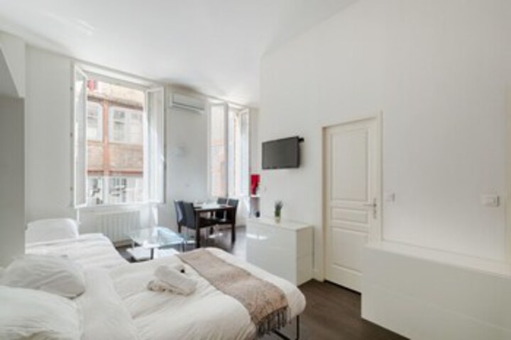 Room 4 of 9