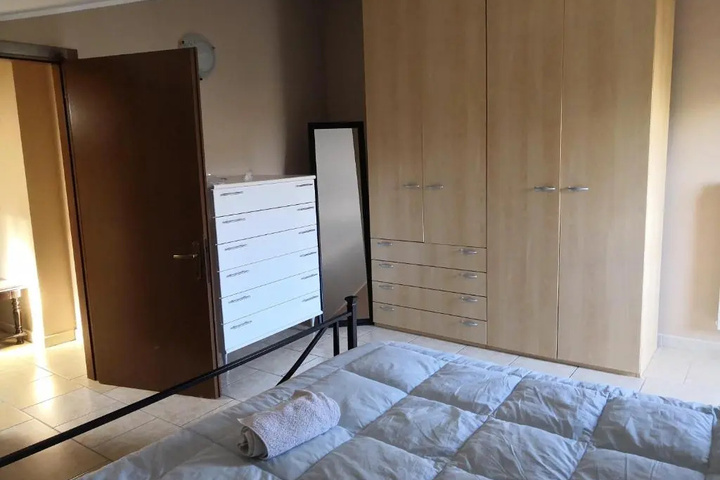 Room 4 of 16