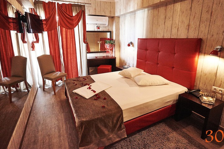 Room 4 of 33