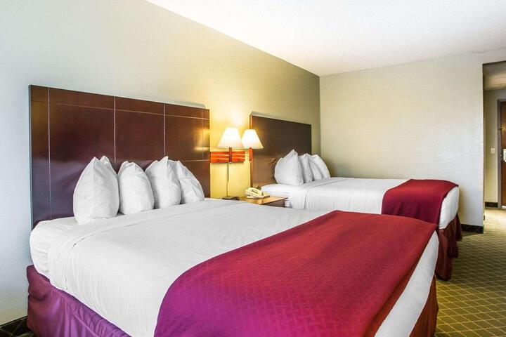 2 Queen Beds (1 of 16)