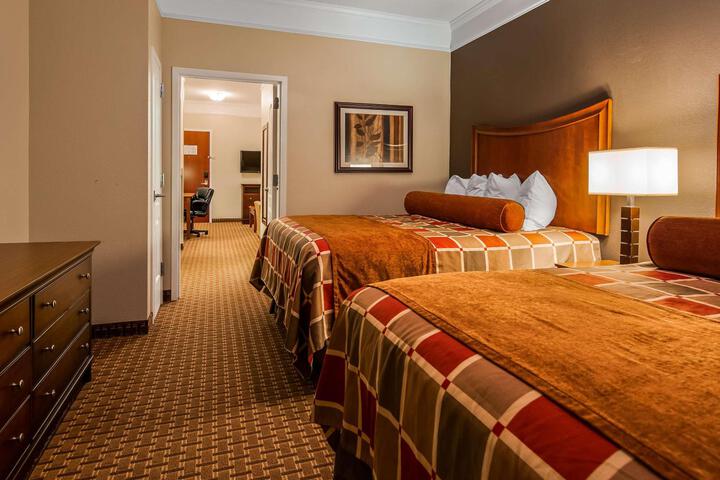 Suite 1 King Bed Separate Bedroom Sofa Bed Corner Room Dry Bar Full Breakfast (6 of 14)