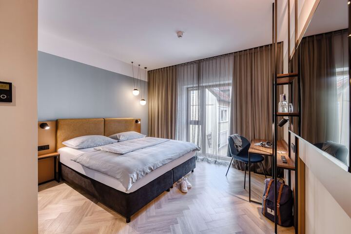 Room 10 of 33