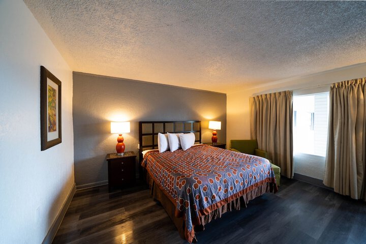1 King Bed (4 of 16)
