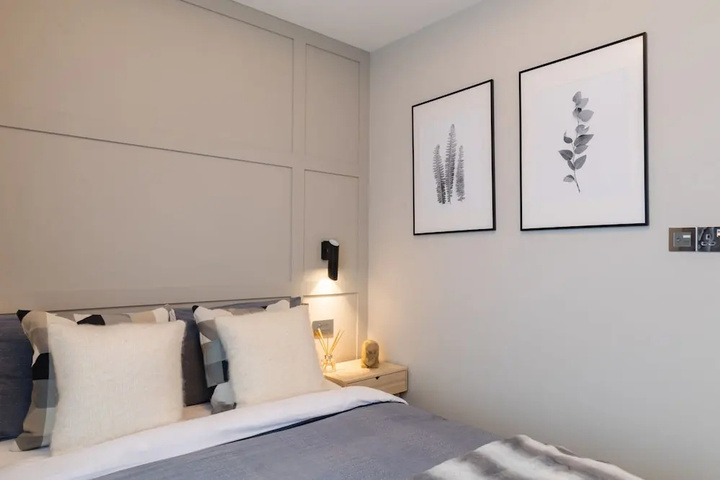 Room 5 of 18