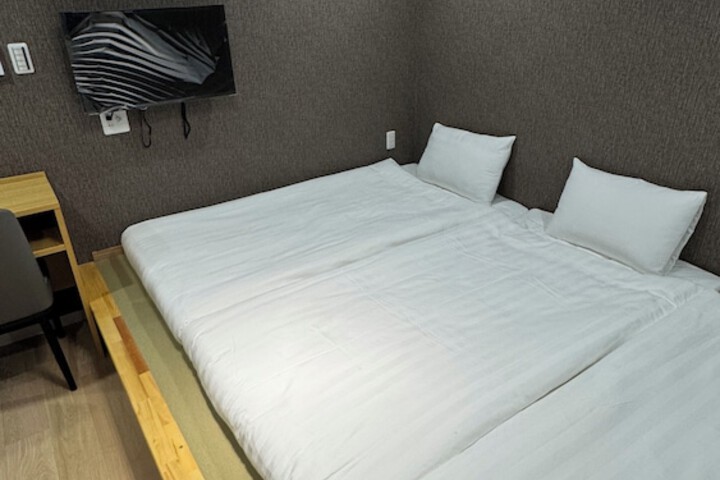 Room 10 of 68