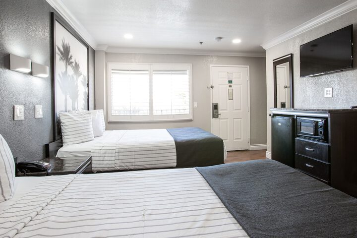 1 Queen Bed (8 of 19)