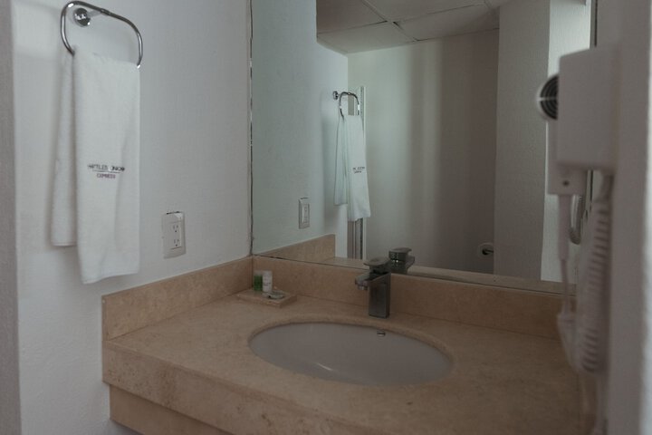 Room 33 of 41