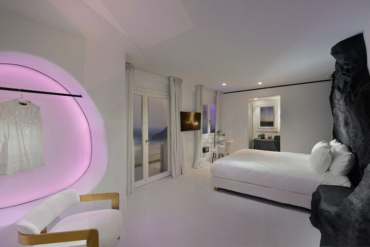 Room 3 of 115