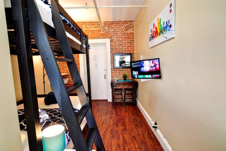 Room 52 of 214