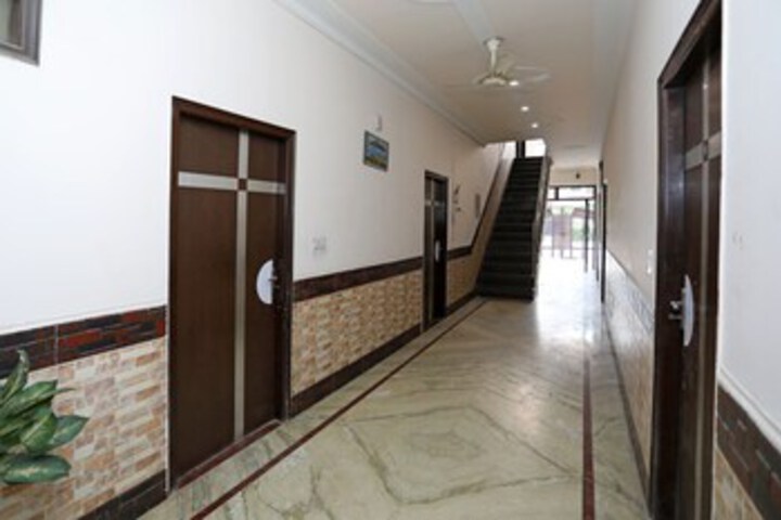 Ballroom/Hall 8 of 21