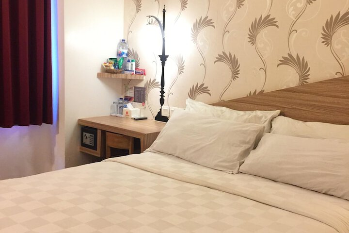 Room 6 of 33