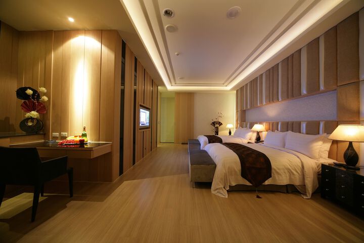Room 33 of 65