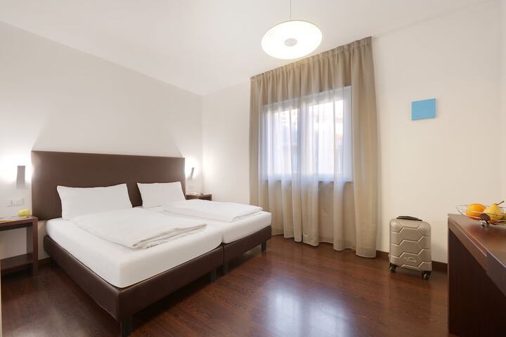 Room 13 of 28