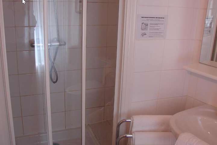 Room 28 of 32