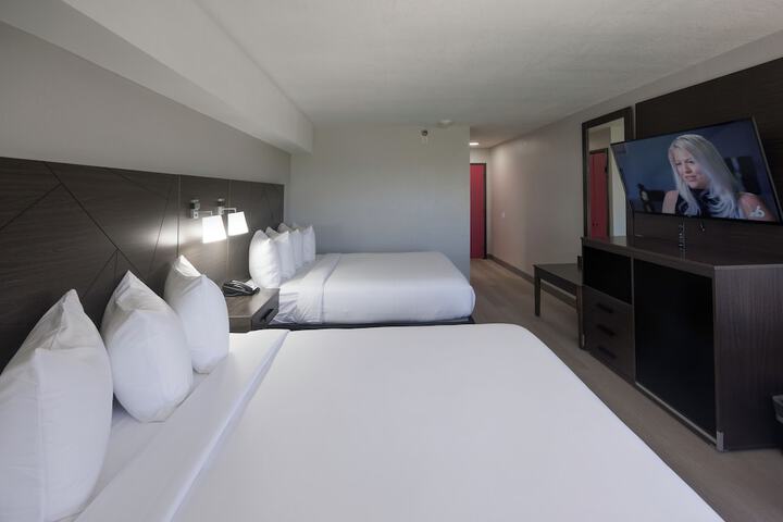 2 Queen Beds (1 of 13)