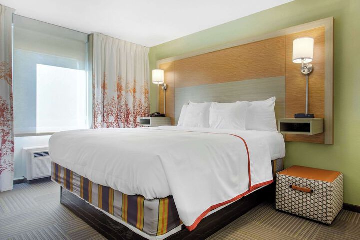 1 King Bed (4 of 10)