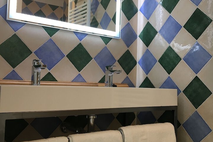 Room 8 of 74