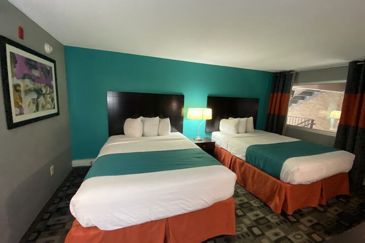 2 Queen Beds (7 of 13)