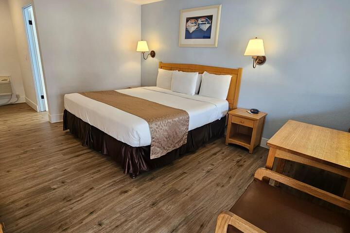 1 King Bed Poolside Pet Friendly (11 of 11)