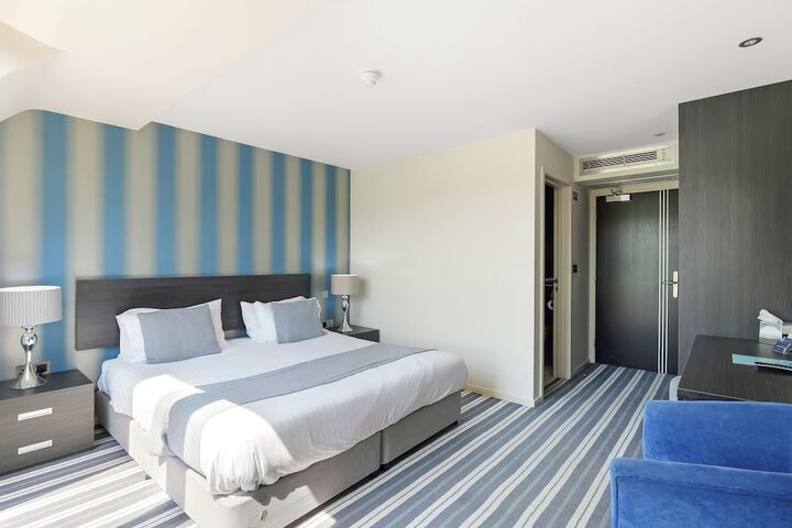 Room 10 of 34