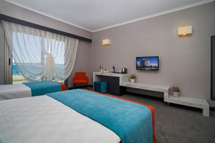 Room 6 of 33