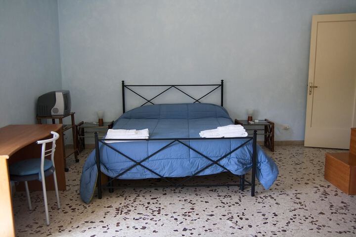 Room 2 of 28