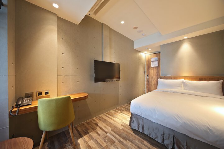 Room 13 of 33